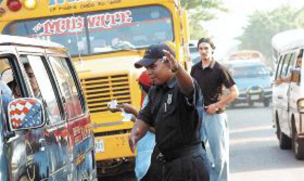 Tránsito vigila que los transportistas cumplan sus rutas