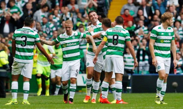 Emilio Izaguirre destaca en otra posición en amistoso contra el Leicester City