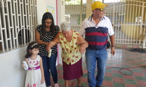 Panal de abejas ataca a votantes en Santa Bárbara