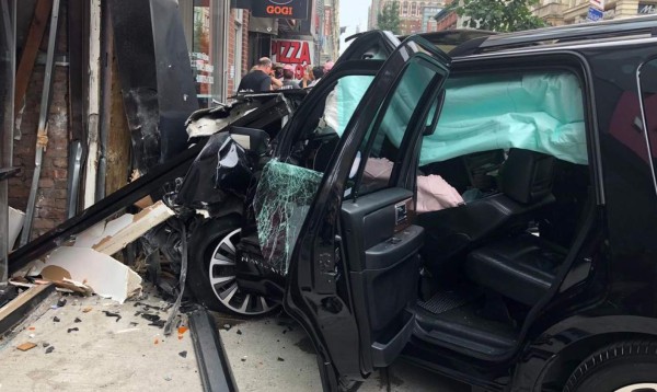 Nueva York: carro de estrella contra dos tiendas y deja 4 heridos