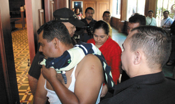 Su ex lo agrede cuando se casaba con la otra