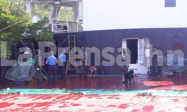 Buscan supuesta droga en un barco en Roatán, Islas de la Bahía