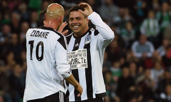 Zidane y Ronaldo se lucen en partido benéfico