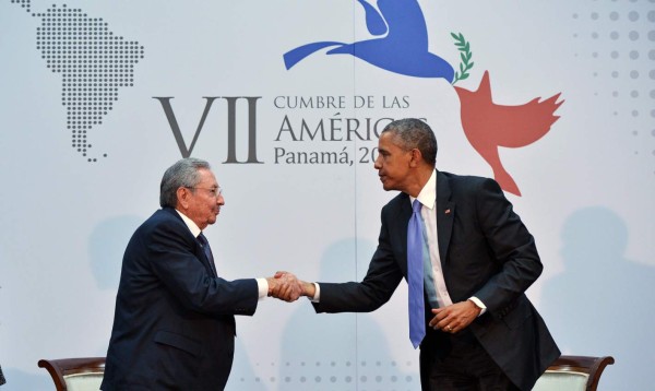 Castro y Obama encajaron las manos de nuevo antes de la histórica reunión