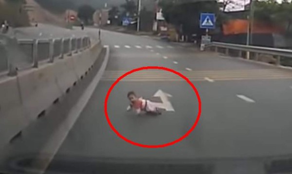 Captan a un bebé gateando en medio de la carretera