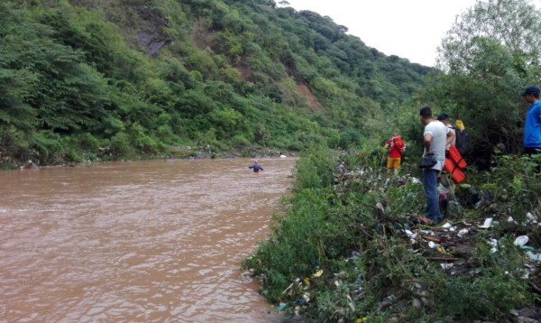 Bomberos buscan a hombre arrastrado por la quebrada El Sapo en Tegucigalpa
