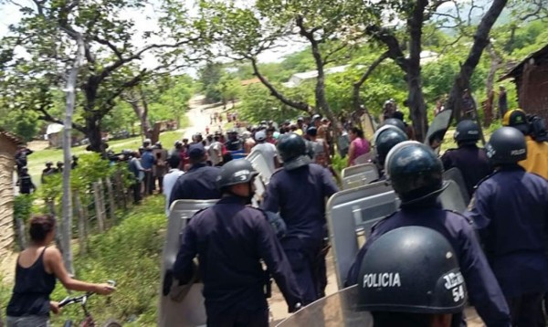 Tras violento desalojo en Choluteca suspenden a jefes de la Policía 