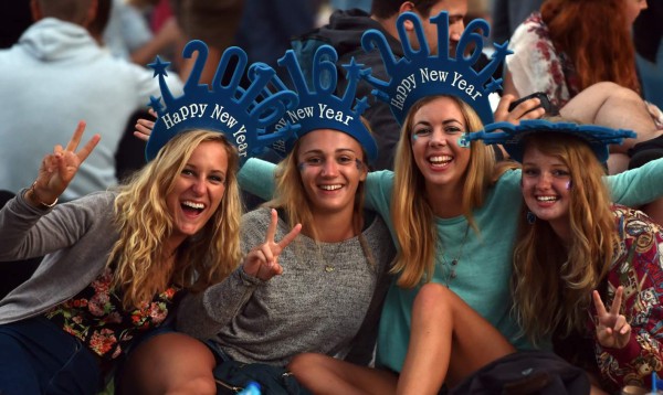 El mundo recibe el 2016 con luces y esperanza