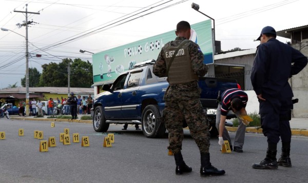 Cuando se dirigía al banco, acribillan a vendedor de carros