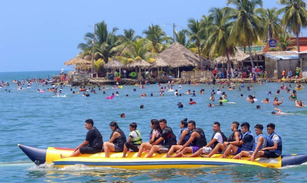 Hondureños disfrutan las playas de Puerto Cortés y Omoa