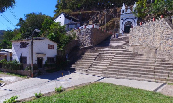 La Inmaculada domina desde lo alto de su Gruta