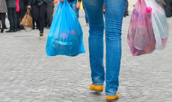 Supermercados panameños tienen seis meses para dejar de ofrecer bolsas plásticas