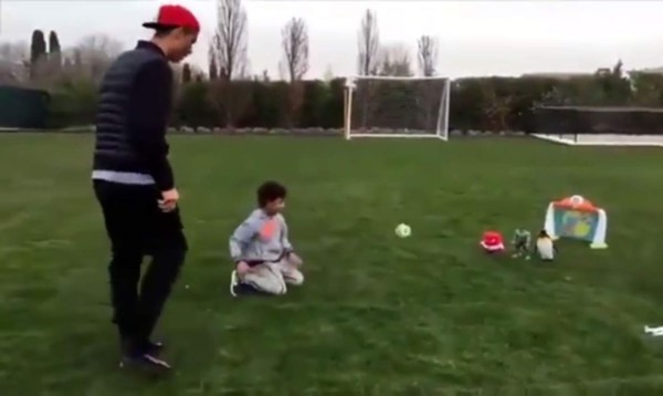 VIDEO: Duelo de tiros libres entre Cristiano Ronaldo y su hijo