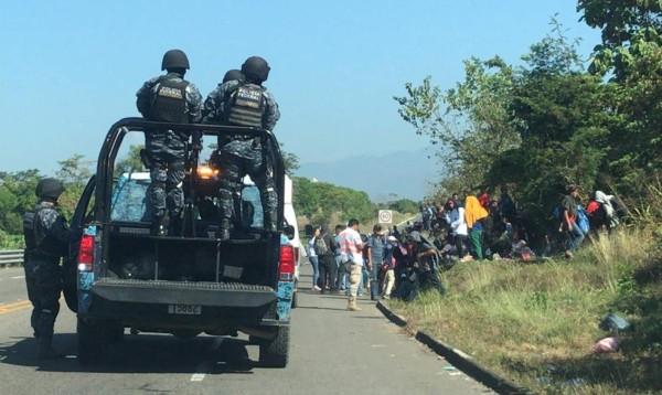 Migrantes rompen la frontera México-Guatemala  
