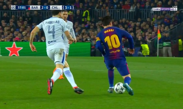 VIDEO: Messi humilló a su amigo Fábregas en el Camp Nou