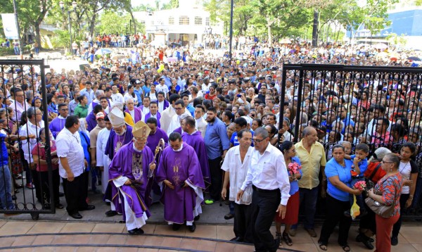 Miles de sampedranos acuden a la apertura de la Puerta Santa