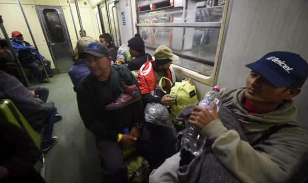 Caravana de migrantes: Cientos salen en metro de la Ciudad de México pero otros deciden quedarse