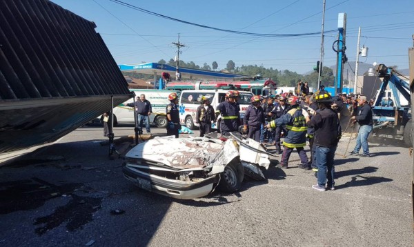 Tráiler cae sobre auto y deja una familia muerta en Guatemala