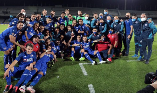 Cruz Azul venció a las Chivas y se quedó con el título de la Copa GNP por México
