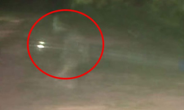 Un figura que podría ser un 'fantasma' se captó en Argentina. Foto YouTube.