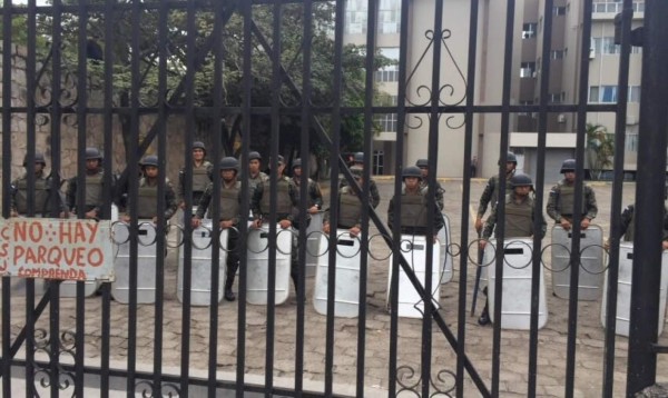 Militares resguardan la Corte Suprema de Justica en Tegucigalpa previo a la lectura de la sentencia de David Romero. Foto tomada de Hoy Mismo.