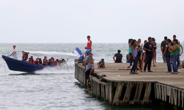 Veraneantes disfrutan de las playas de Omoa y Puerto Cortés