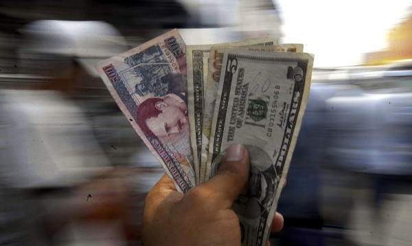 Dólar a punto de romper la barrera de los L24 en Honduras