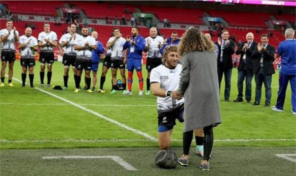 Jugador le pide matrimonio a su novia en césped de Wembley