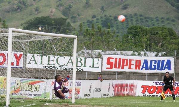 Video: El horrible penal lanzado por Jocimar Moreira en Tocoa