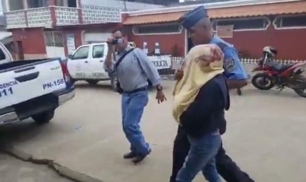 Capturan a jovencita que lanzó a su hijo recién nacido a una letrina