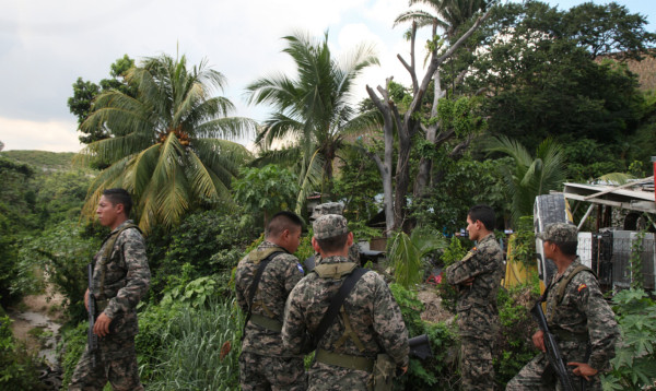 Policías y militares desalojan a 50 familias