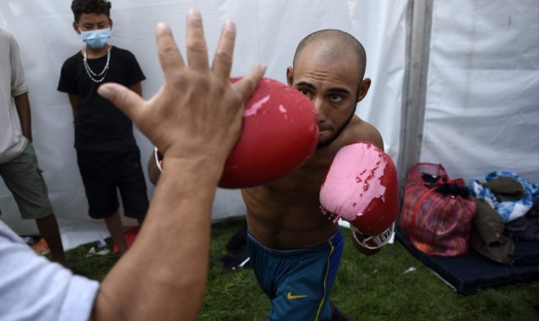 Boxeo y cortes de pelo: pasar el tiempo en el albergue migrante