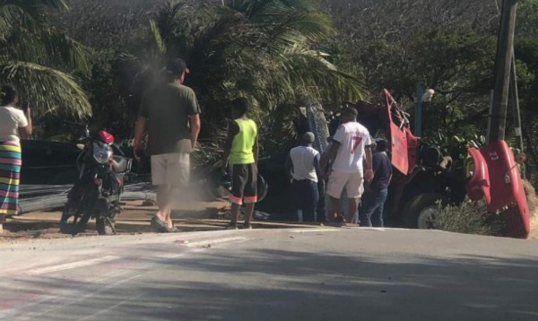 Dos muertos y dos heridos deja accidente de camión en Roatán