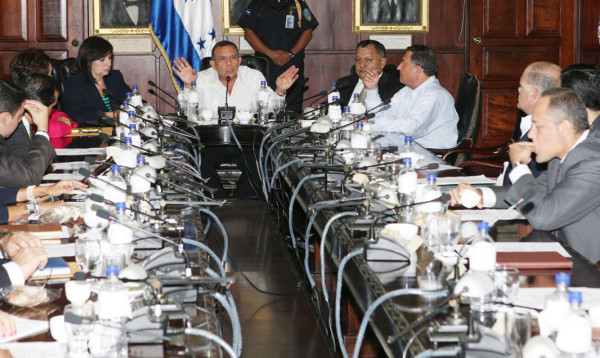 En Honduras prohiben a ministros más contrataciones