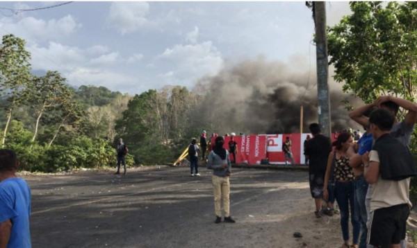 Los manifestantes en La Ceiba mantienen tomada la vía.