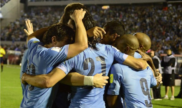 Uruguay tumba a Chile y se reengancha en las eliminatorias