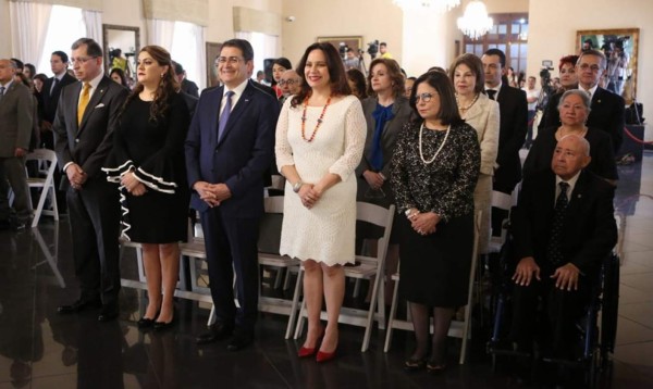 Presidente hondureño nombra embajadores eméritos a 3 destacados diplomáticos