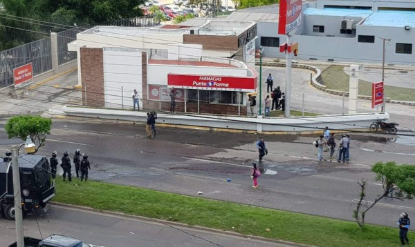 Queman una farmacia en enfrentamientos entre manifestantes y policías