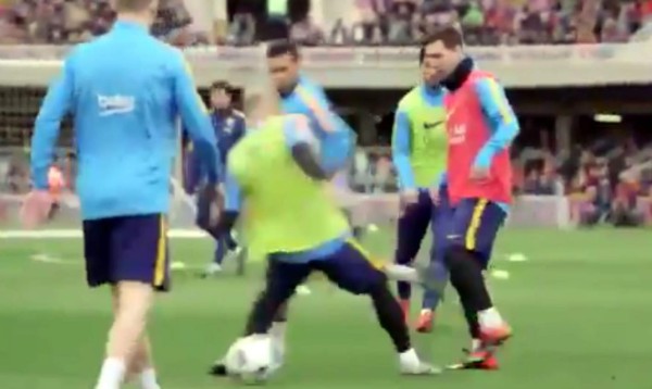 VIDEO: Messi se ríe de Mascherano con exquisito caño