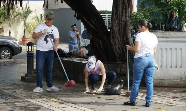 Sampedranos salen a limpiar la ciudad tras destrozos por disturbios