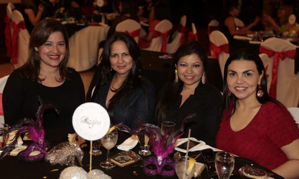 Reunión para brindar por la futura esposa