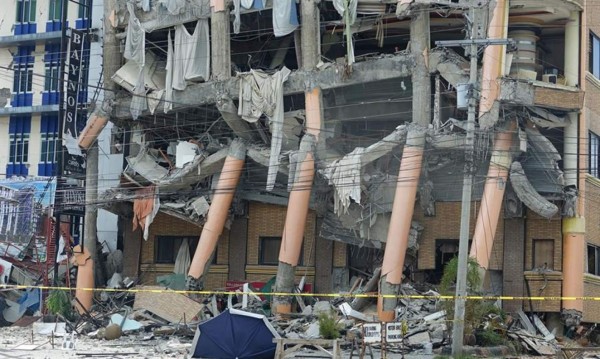 Cinco muertos y cuatro desaparecidos en un terremoto de 6.5 en el sur de Filipinas