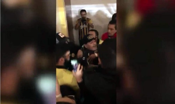 VIDEO: Maradona es provocado con insultos por aficionados y responde con golpes