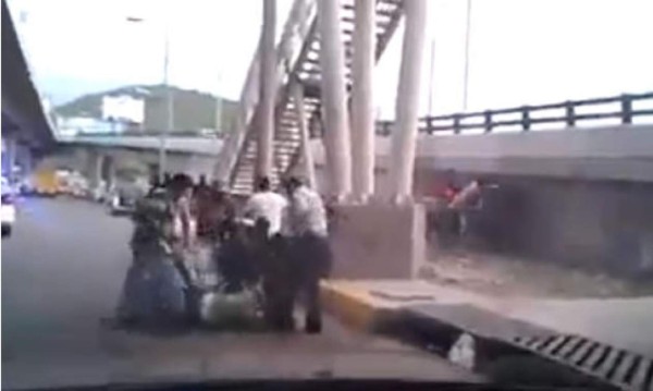 Video: Tremenda golpiza reciben dos presuntos ladrones en México