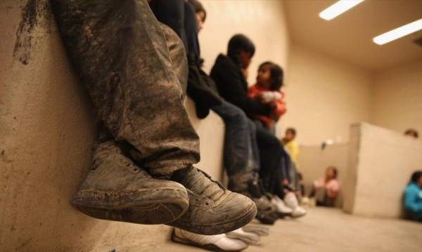 Arrestan en Guatemala 'coyote' con 36 inmigrantes, 2 de ellos hondureños  