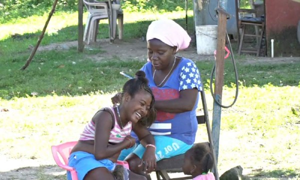 Por ser zona turística, muchos de sus habitantes sobreviven de este rubro. Es común que ofrezcan el servicio del peinado de trensas.