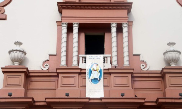 A couple wave from their window as they acknowledge healthcare workers near the Gregorio Maranon Hospital in Madrid on April 12, 2020 during a national lockdown to prevent the spread of the COVID-19 disease. - Spain's daily death toll from the coronavirus rose to 619, after falling for three straight days, the government said. The country, one of the worst hit by the pandemic, has now recorded 16,972 deaths from COVID-19. (Photo by PIERRE-PHILIPPE MARCOU / AFP)