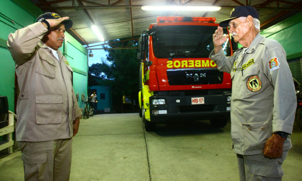 Ricardo Azurdia, un bombero de 92 kilates