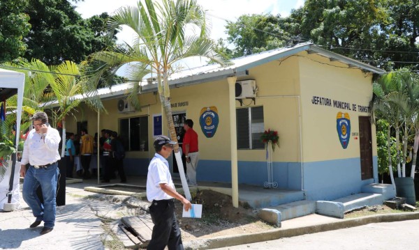 Pobladores de Tela ya tienen una oficina para tramitar licencias