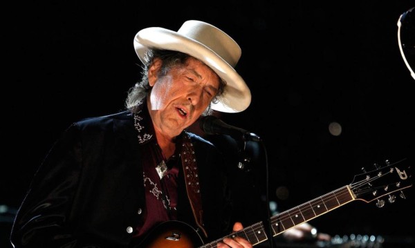 Bob Dylan recoge el Nobel de Literatura con casi cuatro meses de retraso